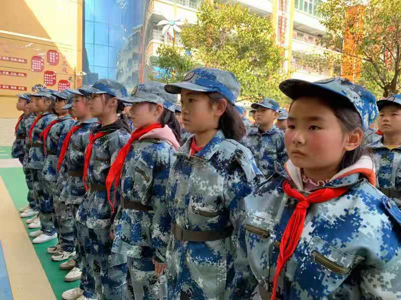 国防教育进校园 周口纺织路小学学生“当一天小兵”