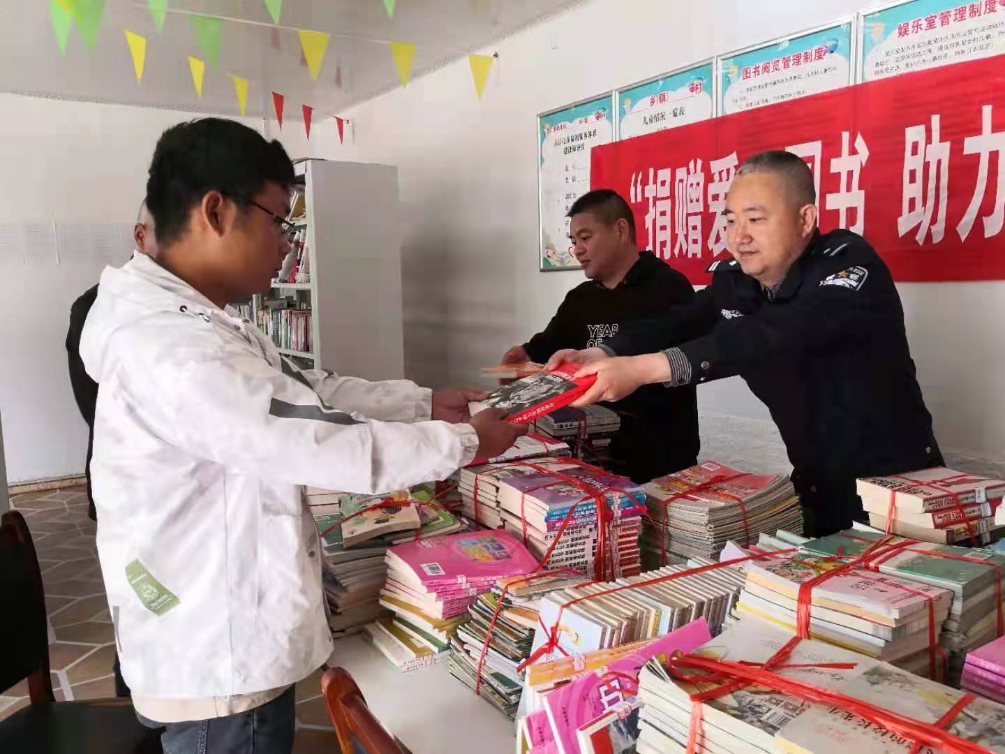 周口市公安局联合新星学校为淮阳县豆门乡肖庄行政村送图书1500多册 助力乡村振兴活动