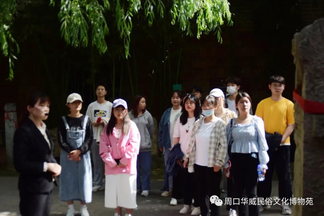 河南科技职业大学美术与艺术设计学院师生到华威博物苑开展党史学习