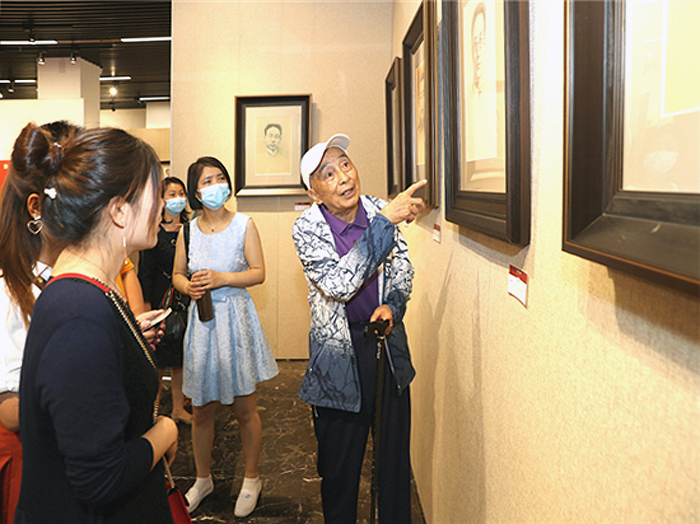 河南画家马刚《百年辉煌》肖像绘画在人民日报社展出