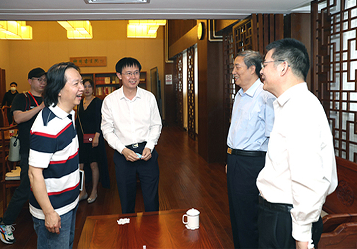 河南画家马刚《百年辉煌》肖像绘画在人民日报社展出