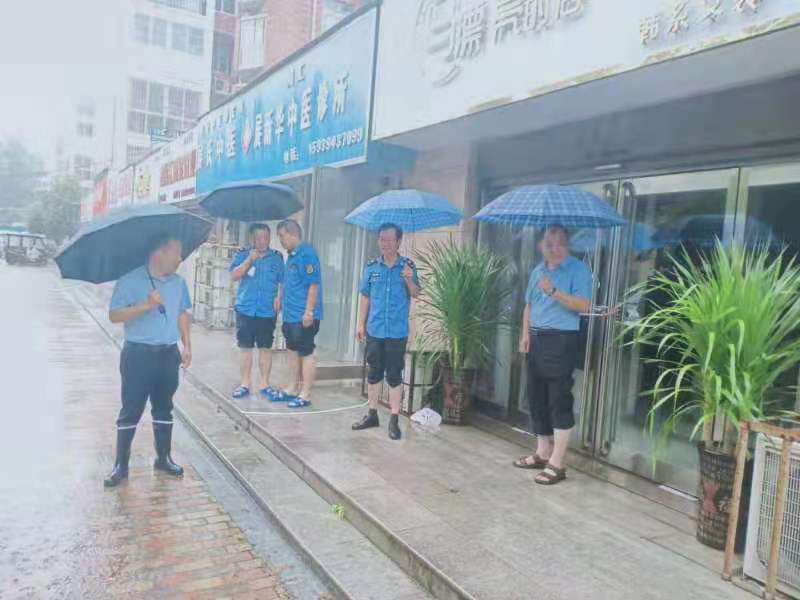 周口市城管局雨中责任显担当