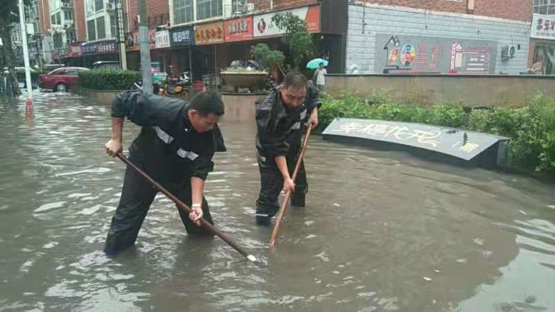 周口市城管局雨中责任显担当