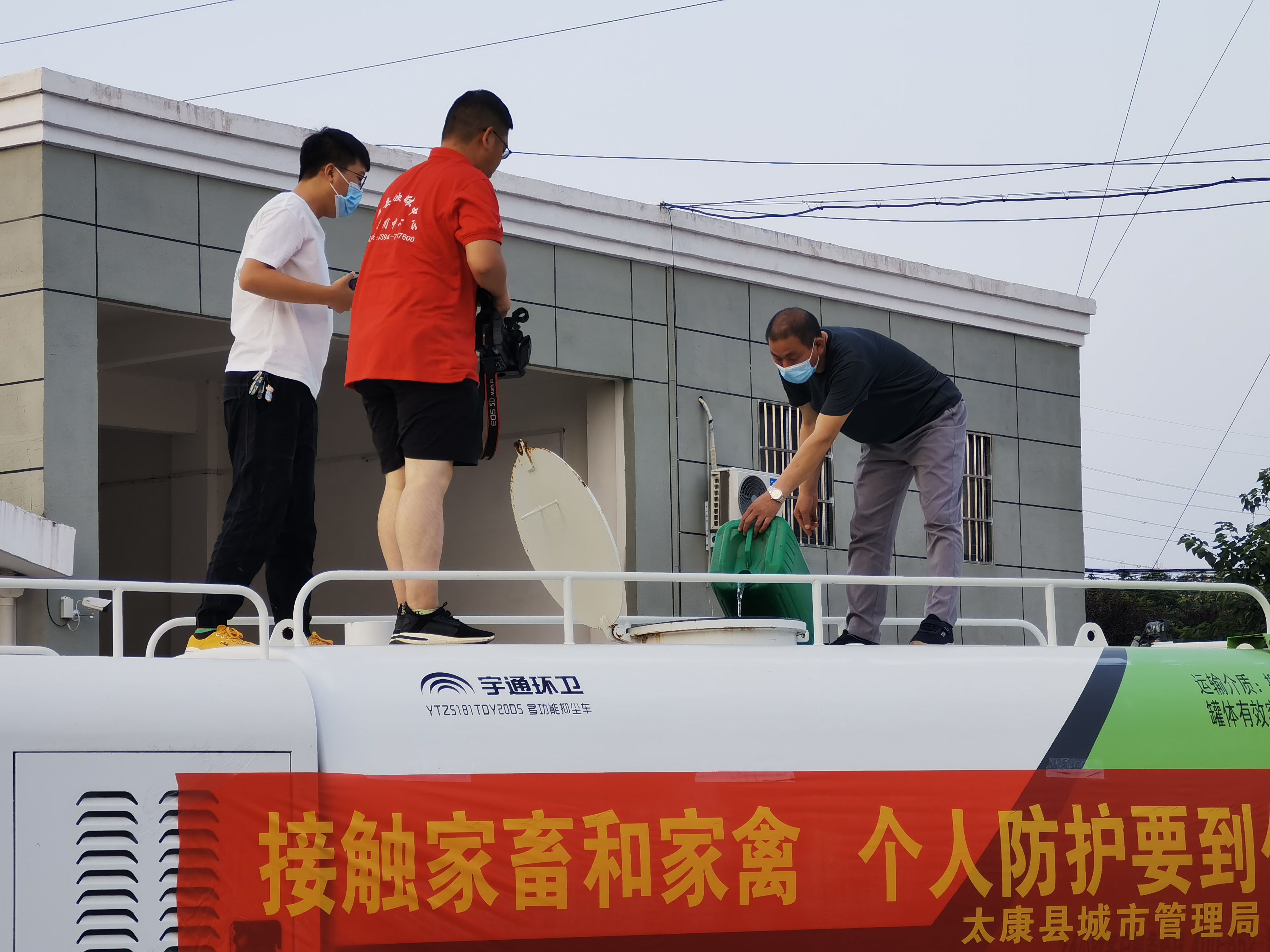 太康县人大代表深夜带队对城区进行全面消杀