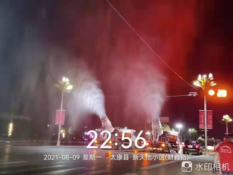 太康县人大代表深夜带队对城区进行全面消杀