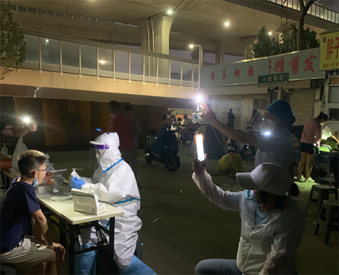 泪目！核酸检测现场这些瞬间太“破防”