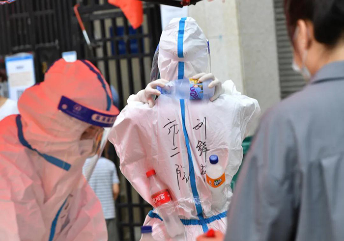 泪目！核酸检测现场这些瞬间太“破防”