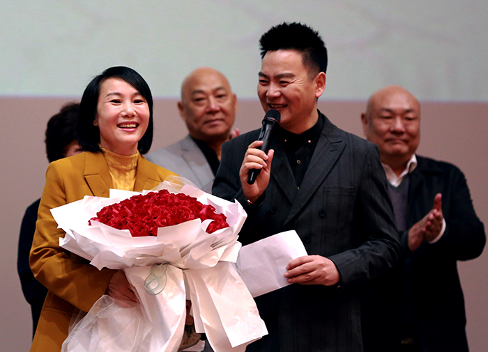 吴慧霞主演豫剧电影《新桃花庵》郑州首映受热捧