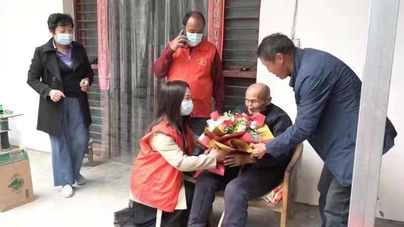 太康县逊母口镇心连心雷锋服务队重阳节看望百岁老人