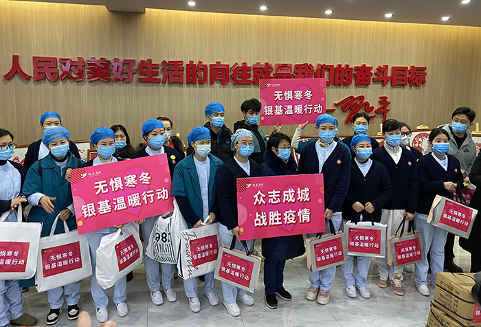 爱心传递 郑州商户为抗役一线白衣天使捐万件羽绒服