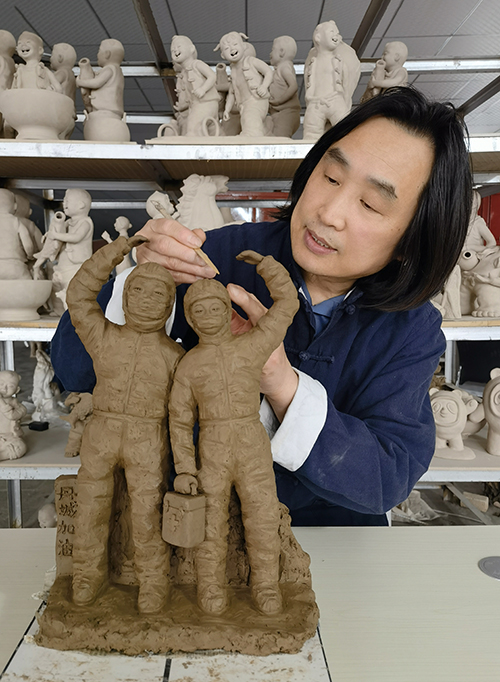 泥塑大师张振福用泥塑作品坚定抗疫必胜信念