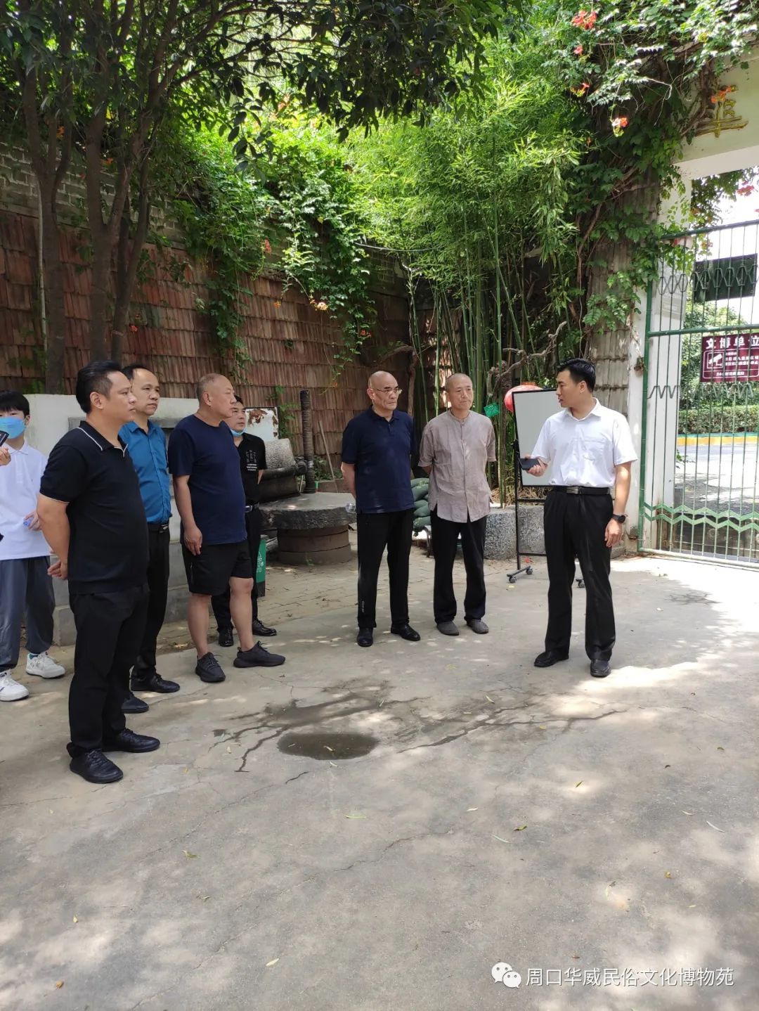 中国民协金石文化研究中心章春风一行到华威博物苑研讨金石文化传承