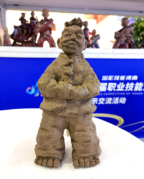 省职业技能大赛开幕 张振福“穿瓷衣的泥人”惊艳亮相