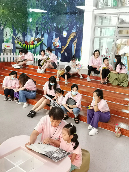 “手拉手 阅读齐步走”暨“图书馆研学”活动在省图书馆举行