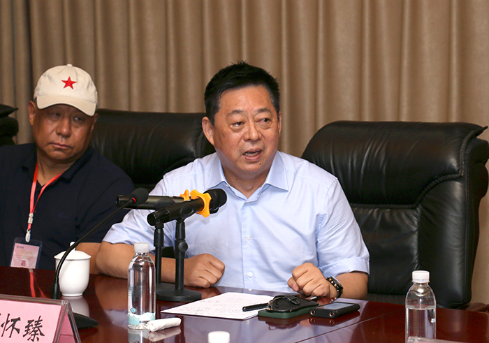 中国著名剧作家罗怀臻为何含泪给“倒霉大叔”鞠躬？