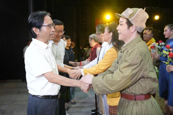 省委宣传部、省文旅厅领导为豫剧《大河安澜》加油鼓劲