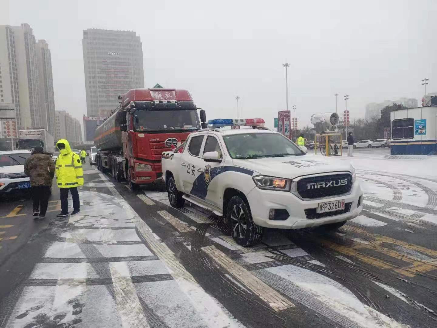 抗风雪 保畅通 周口高速交警一大队警车带道护送送油车